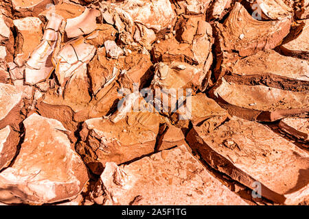 Rote Risse in Sandstein closeup auf Antelope Slot Canyon in Arizona im Trail von Lake Powell mit Textur und Muster Stockfoto