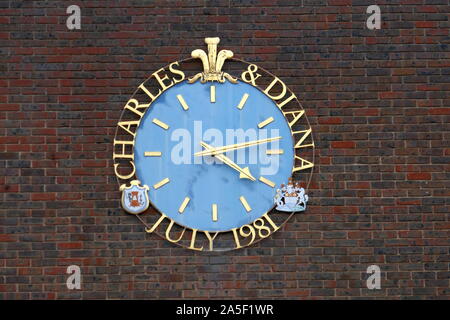 Eine Uhr in Gravesend feiert die Ehe von Seiner Königlichen Hoheit, des Prinzen von Wales und Lady Dianna Spencer. Stockfoto