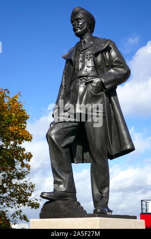 Eine Statue von Squadron Leader Mohinder Singh Pujji DFC durch die Skulptur Douglas Jennings in Gravesend. Stockfoto