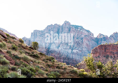 Zion National Park in Utah mit Blick von Sonnenstrahlen bei Sonnenaufgang Sonne Himmel am roten Felsen in der Nähe von Watchman Campground und Besucherzentrum Stockfoto