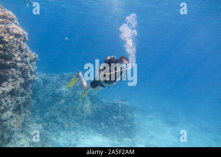 Der Mensch ist Schwimmen unter Wasser im Meer. Reisen, Wassersport outdoor adventure Konzept. Stockfoto