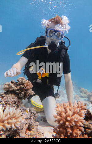 Der Mensch ist Schwimmen unter Wasser im Meer. Reisen, Wassersport outdoor adventure Konzept. Stockfoto