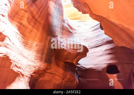 Antelope Slot Canyon mit abstrakten Formationen der rot orange Gesteinsschichten Sandstein und Bilder von Honig tropft vom Loch in der Seite, Arizona Stockfoto