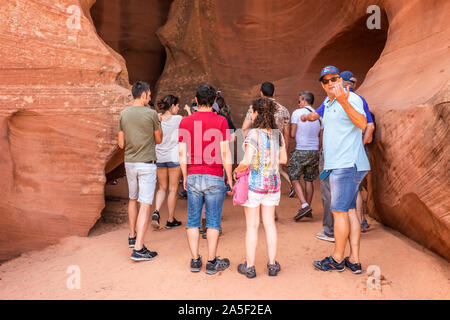 Seite, USA - 10. August 2019: Navajo Tribal tours Eingang mit vielen Leuten an Upper Antelope Slot Canyon in Arizona Stockfoto