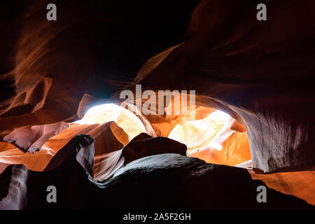 Suchen nach Ansicht von Upper Antelope Slot Canyon mit hellen Himmel und dunklen Schatten abstrakt Formationen von Orange rock Sandstein in Page, Arizona Stockfoto