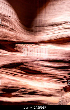 Abstrakte closeup vertikale Ansicht von Mustern der leichte Schatten Kontrast an Upper Antelope Slot Canyon mit Wave Form rock Sandstein in Page, Arizona Stockfoto