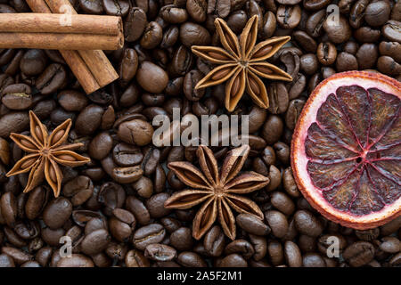 Getrocknete sizilianischen Orange Slice, Zimtstangen und Kaffeebohnen, Makro, tio anzeigen. Weihnachten Konzept. Winter. Stockfoto