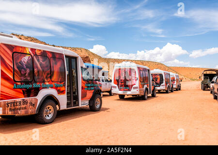 Seite, USA - 10. August 2019: Viele bunte Busse für Navajo Tribal abenteuerliche Foto Touren an der Upper Antelope Slot Canyon in Arizona geparkt Stockfoto