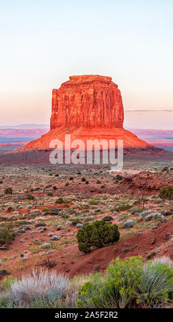Vertikale Ansicht von Merrick butte Mesa mit bunten rot orange Rock Farbe am Horizont im Monument Valley Canyons bei Sonnenuntergang in Arizona Stockfoto