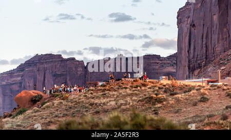 Monument Valley, USA - 12. August 2019: Leute beobachten Sonnenuntergang in Arizona berühmten Navajo Tribal zu übersehen, Panoramaaussicht Stockfoto