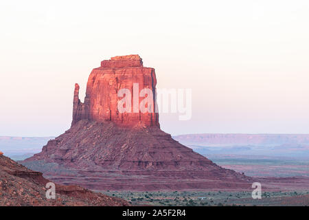 Handschuhe butte mesa Formation mit Rot Lila Pink rock Farbe im Monument Valley Canyons bei Sonnenuntergang Sonnenlicht im Arizona Stockfoto