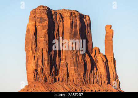 Blick auf berühmte Fäustlinge butte mesa Formationen closeup mit rot orange Rock Farbe im Monument Valley Canyons bei Sonnenuntergang in Arizona Stockfoto