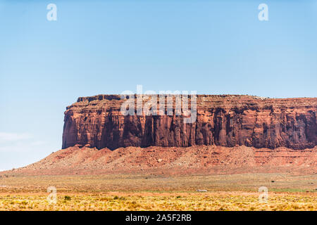 Anzeigen von großen mesa Klippe mit rot orange Rock Formation farbe closeup im Monument Valley Schluchten im Sommer Tag in Arizona Stockfoto