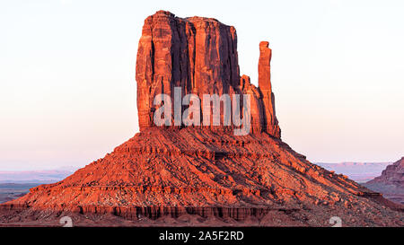 Panoramablick über fäustlinge butte Mesa mit leuchtenden bunten rot orange Rock Farbe am Horizont im Monument Valley Canyons bei Sonnenuntergang in Arizona Stockfoto