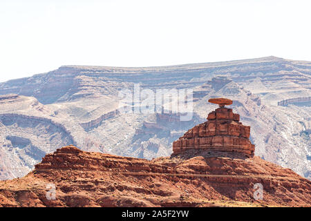 Mexican hat Nahaufnahme von Butte oder Mesa während der Tag in Utah in der Nähe von Monument Valley morgen Tag mit einzigartigen roten Felsformationen Stockfoto