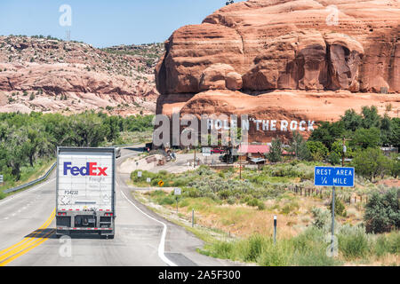 Moab, USA - 13. August 2019: Fedex Lkw auf Utah Scenic Byway Highway 191 Straße mit Vorzeichen auf Canyon Cliff für Loch im Felsen Rastplatz Stockfoto