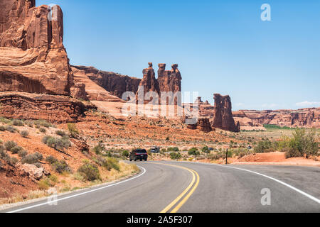 Moab, USA - 13. August 2019: Auto auf Utah Scenic Byway Highway 191 wicklung Kurve Strasse in der Nähe des Arches National Park und die Drei Klatschbasen butte Stockfoto