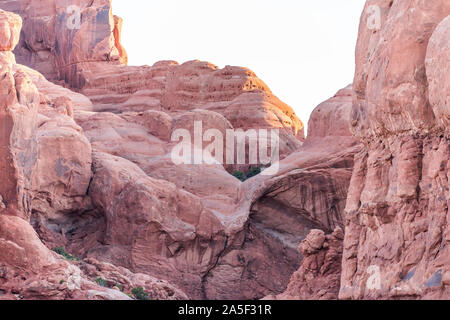 Einzigartige Ausbildung in der Nähe von Double Arch im Arches Nationalpark in Utah beim morgendlichen Sonnenaufgang mit Rot Rosa Rock Farbe Stockfoto