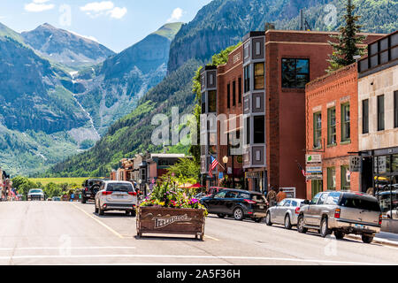 Telluride, USA - 14. August 2019: Ferienhäuser Stadt Dorf in Colorado mit Zeichen für Stadt und Blumen von historischer Architektur auf der Main Street Berg vi. Stockfoto