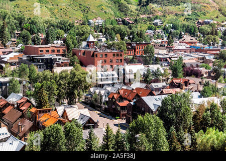 Telluride, Colorado kleine Stadt mit der Antenne hohen Winkel Blick aus der Vogelperspektive auf die Stadt Stadtbild von der kostenlosen Gondel zum Bergdorf im Sommer Stockfoto