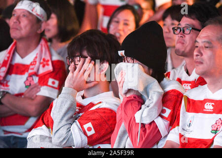 Tokio, Japan. Okt, 2019 20. Die japanischen Fans reagieren während der Rugby-weltmeisterschaft 2019 Spiel Japan gegen Südafrika. Das Spiel war einer Fanzone von der Tokyo Metropolitan Government organisiert. Foto am Sonntag, den 20. Oktober 2019 übernommen. Foto: Ramiro Agustin Vargas Tabares Credit: Ramiro Agustin Vargas Tabares/ZUMA Draht/Alamy leben Nachrichten Stockfoto