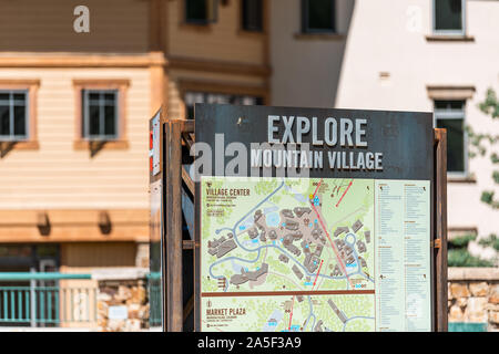 Telluride, USA - 14. August 2019: Kleine Stadt in Colorado mit Anfahrtsbeschreibung Zeichen für explore Bergdorf im Sommer Stockfoto