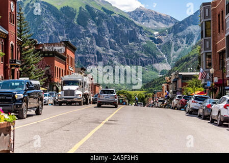 Telluride, USA - 14. August 2019: Kleine Stadt Dorf in Colorado mit historischen Architektur auf der Main Street Bergblick im Sommer Stockfoto