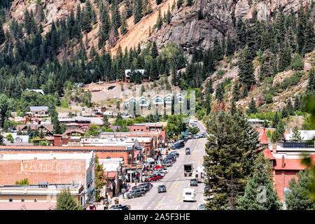 Ouray, USA - 14. August 2019: hohen Winkel Luftaufnahme der kleinen Stadt in Colorado mit Stadt Hauptstraße historische Architektur Stockfoto