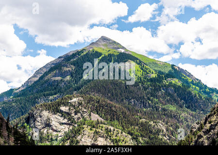 Blick auf die grüne Gipfel und blauen Himmel Wolken in der Nähe von Ouray, Colorado mit San Juan Rocky Mountains im Sommer und Bäume von Million Dollar Highway Stockfoto