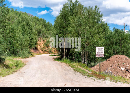 Silverton, USA - 14. August 2019: malerische Straße in Colorado Sommer in der Nähe der Million Dollar Highway 550 Schmutz weg zu verlassenen Christus von den Minen S Stockfoto