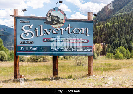 Silverton, USA - 14. August 2019: Road Sign post in Colorado Sommer für kleine Stadt Dorf, einem viktorianischen Bergbaustadt Stockfoto