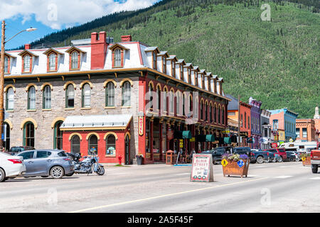 Silverton, USA - 14. August 2019: Kleine Stadt in Colorado mit Stadt Hauptstraße Straßenbild und Zeichen auf der Straße von historischer Architektur und Hotel Stockfoto