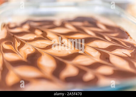 Makro Nahaufnahme von Schokolade marmoriert Design auf raw vegan cheesecake Dessert im Glas Schüssel Stockfoto