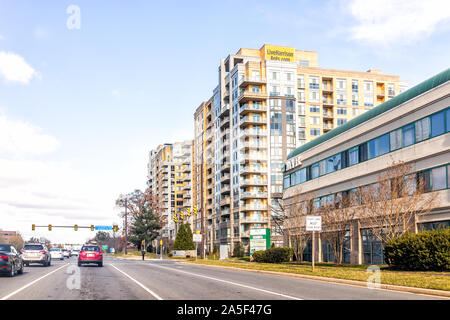 Reston, USA - November 28, 2018: Zentrum Bürogebäude Architektur auf Sunset Hills Straße Straße während der Tag in Northern Virginia mit modernen Apar Stockfoto