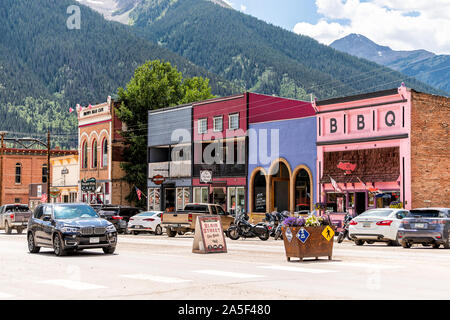 Silverton, USA - 14. August 2019: Kleine Stadt Dorf in Colorado mit Hauptstraße und bunt leuchtenden bunten historischen Architektur Häuser und Bla Stockfoto