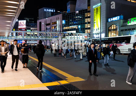 Shinjuku, Japan - 28. März 2019: Großes Einkaufszentrum in der Innenstadt von Tokyo City mit vielen Japanischen Arbeitnehmer Menschen auf der Straße vor dem Bahnhof nach der Arbeit Stockfoto