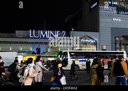 Shinjuku, Japan - 28. März 2019: Großes Einkaufszentrum Fassade in der Innenstadt von Tokyo City mit vielen Japanischen Menschen auf der Straße vor dem Bahnhof nach der Arbeit Stockfoto