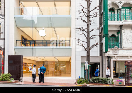 Tokyo, Japan - 28. März 2019: Shibuya District in Downtown City mit Vorzeichen und moderne Architektur für Apple Store während des Tages auf der Straße Stockfoto