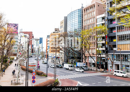 Tokyo, Japan - 28. März 2019: jingumae Shibuya Straße in der Innenstadt von Stadt hohen Betrachtungswinkel von Überführung Brücke bei Tag mit Geschäften Geschäfte und Menschen Stockfoto