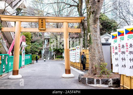 Tokyo, Japan - 28. März 2019: Berühmte Togo shrine torii Tor Eingang mit Schilder Banner auf der Straße in Shibuya, Harajuku Stockfoto
