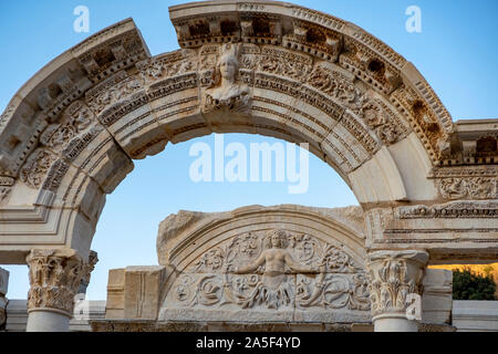 EPHESUS, Türkei: Marble Reliefs in Ephesus historische antike Stadt, in Selcuk, Izmir, Türkei. Abbildung der Medusa mit Ornamenten aus Akanthusblättern. Stockfoto