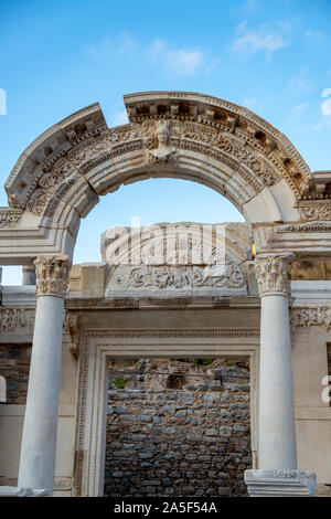 EPHESUS, Türkei: Marble Reliefs in Ephesus historische antike Stadt, in Selcuk, Izmir, Türkei. Abbildung der Medusa mit Ornamenten aus Akanthusblättern. Stockfoto