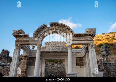 EPHESUS, Türkei: Marble Reliefs in Ephesus historische antike Stadt, in Selcuk, Izmir, Türkei. Abbildung der Medusa mit Ornamenten aus Akanthusblättern. Stockfoto