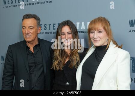 NEW YORK, NEW YORK - Oktober 16: Bruce Springsteen, Jessica Rae Springsteen und Patti Scialfa teilnehmen" westlichen Stars New York Siebung an Metrograph Stockfoto