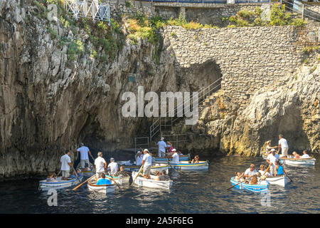 Insel Capri, Italien - AUGUST 2019: Menschen in kleinen Ruderboote gepaddelt und ab in die "Grotta Azzurra" oder "Blaue Grotte" Grotte auf Capri Stockfoto