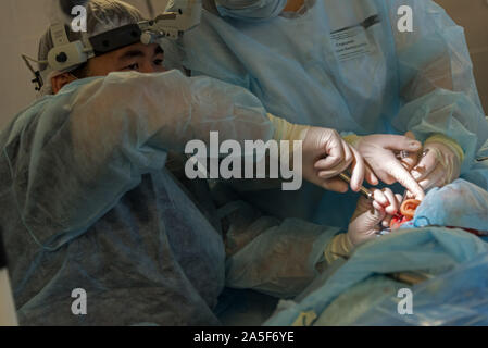 Die Cochlear Implantation Chirurgie Operation in der Medizinischen Klinik in Astrachan, Russland Stockfoto