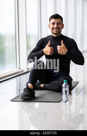 Sportliche Menschen ruhen, in Pause Trinkwasser nach Übung. Stockfoto