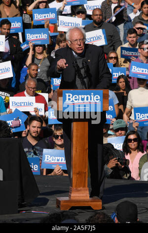 Long Island City, New York, USA. Okt, 2019 19. Demokratische Präsidentschaftskandidaten, Vermont Senator Bernie Sanders spricht während eines Bernie zurück Rally an den Queensbridge Park. Credit: Ron Adar/SOPA Images/ZUMA Draht/Alamy leben Nachrichten Stockfoto