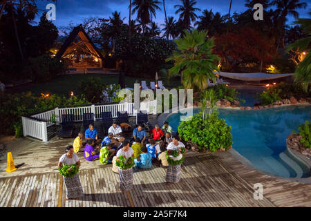 Traditionelle fidschianische Tänze und Musik in Malolo Island Resort und Likuliku Resort, Mamanucas Inselgruppe Fidschi Stockfoto