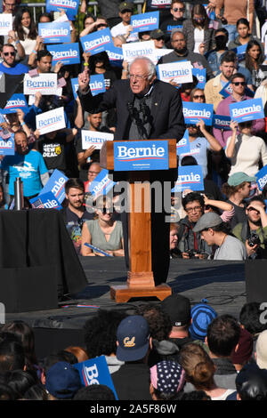 Long Island City, New York, USA. Okt, 2019 19. Demokratische Präsidentschaftskandidaten, Vermont Senator Bernie Sanders spricht während eines Bernie zurück Rally an den Queensbridge Park. Credit: Ron Adar/SOPA Images/ZUMA Draht/Alamy leben Nachrichten Stockfoto